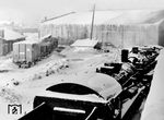 Der eisige russische Winter 1941/42 mit Temperaturen unter -40 Grad C führte zu vermehrten Ausfällen der wenig gegen Frost geschützten deutschen Dampflokomotiven. Wie hier im Bw Minsk Gbf blieb nur noch das Abstellen der Loks übrig, was zu erheblichen Nachschubproblemen an der Front führte. (1942) <i>Foto: RVM (Bandelow)</i>