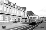 1952 beschaffte die Bentheimer Eisenbahn (BE) u.a. drei Esslinger Triebwagen. Während die anderen seinerzeit in Esslingen gebauten Triebwagen jeweils über zwei Triebgestelle verfügen, besaßen die BE-Bauarten ein Trieb- und ein Laufgestell sowie einen 400 PS starken Motor. Das schmale Stirnfenster erinnert an den Wagenübergang, den die Esslinger der BE bis Ende der 1950er Jahre besaßen. Der VT 3, hier im Bahnhof Nordhorn, gelangte im Mai 1971 zur Hohenzollerischen Landesbahn und später zur Lokalbahn Lam-Kötzting bzw. zur Regentalbahn. (04.1964) <i>Foto: Detlev Luckmann</i>