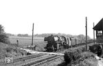 Die erst 1944 abgelieferte Kondenslok 52 1967 vom Bw Kirchweyhe mit einem Güterzug am Block Powe kurz vor Osnabrück. Obwohl durch die Vorwärmung und Kondensation der Wasserverbrauch um 90–95 % sank und die Brennstoffersparnis etwa 10 % betrug, waren die Betriebskosten einer Kondenslok im Vergleich zu einer normalen Dampflokomotive wegen der zusätzlichen Baugruppen jedoch etwa doppelt so hoch, so dass sich der Einsatz nach dem Krieg nicht mehr lohnte. So wurde 52 1967 schon 1953 ausgemustert. (18.05.1952) <i>Foto: Carl Bellingrodt</i>